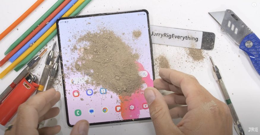 Ohebný smartphone Samsung Galaxy Z Fold 5 s nečistotami na displeji