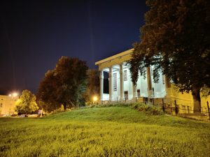 Noční snímek z hlavního fotoaparátu Nubie RedMagic 8S Pro