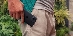 Chytrý telefon Motorola Edge 40 na lifestylovém snímku