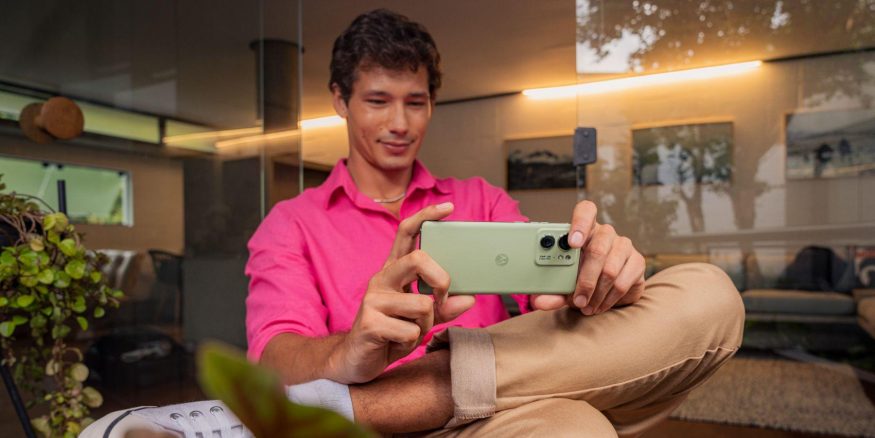 Muž držící smartphone Motorola Edge 40 v zelené barvě