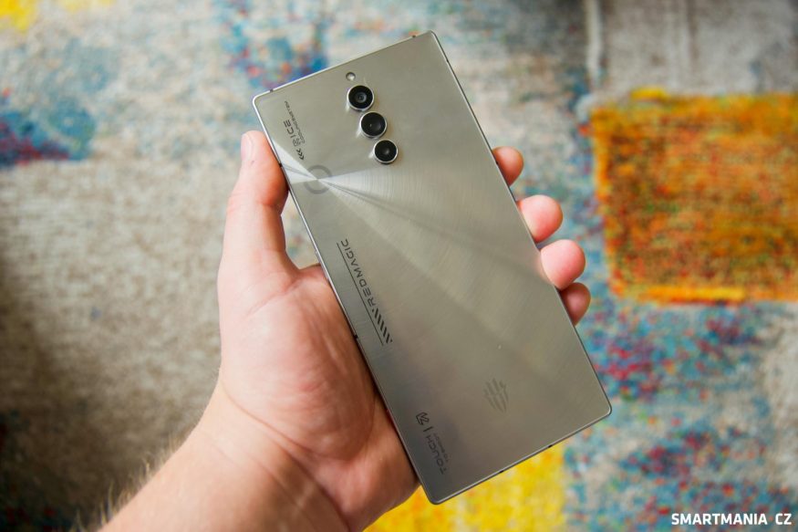 Celkový pohled na chytrý telefon Nubia RedMagic 8S Pro Celkový pohled na chytrý telefon Nubia RedMagic 8S Pro