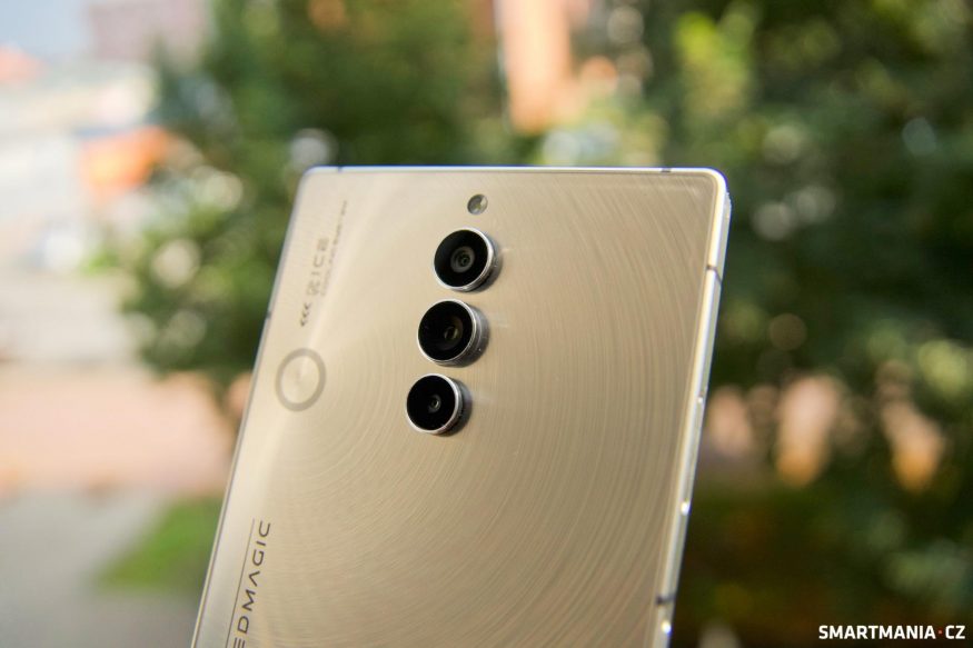 Pohled na fotoaparáty na zadní straně telefonu Nubia RedMagic 8S Pro Pohled na fotoaparáty na zadní straně telefonu Nubia RedMagic 8S Pro