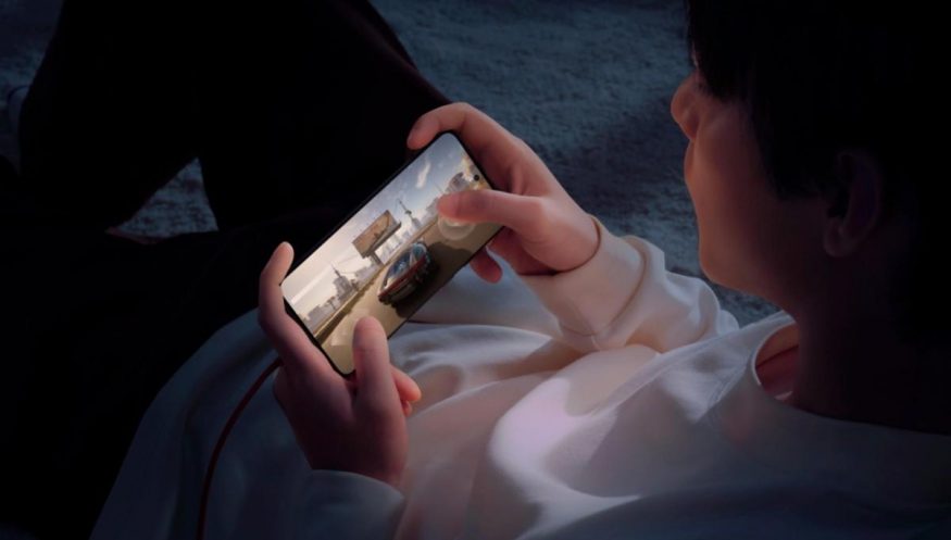 OnePlus Ace 2 Pro v rukách uživatele hrajícího hru