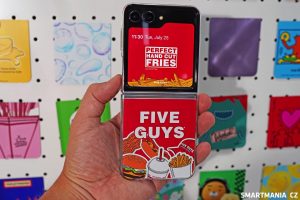 Speciální destička pod kryt Galaxy Z Flip 5 s motivem Five Guys