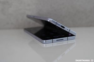 Samsung Galaxy Z Fold 5 kloub v polootevřené poloze