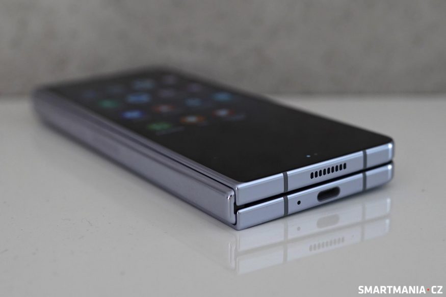 Samsung Galaxy Z Fold 5 - spodní strana s konektory