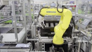 Montážní linka Samsungu v jihokorejské továrně Gumi, kde se vyrábí model Galaxy Z Fold 5