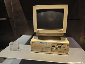 Stolní počítač od Samsungu s CD i disketovou mechanikou (1993)