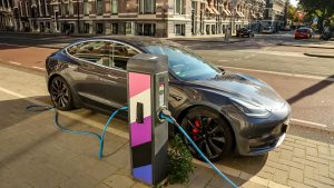 Nabíjení elektromobilu Tesla na ulici