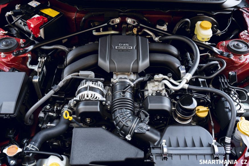 Plochý motor typu boxer si dopřává benzin s oktanovým číslem aspoň 98. A vyžaduje aspoň 10 litrů každých 100 km.