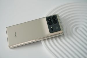 Záda ohebného smartphonu Xiaomi Mix Fold 3