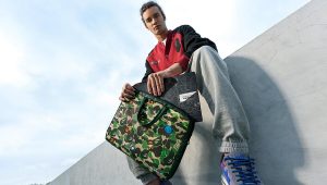 Muž s notebookem Asus Vivobook 15 S OLED Bape Edition