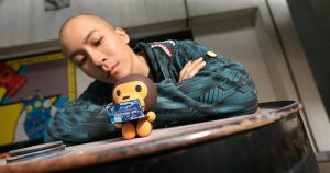 Muž s příslušenstvím k notebooku Asus Vivobook 15 S OLED Bape Edition