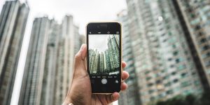 Člověk držící v ruce smartphone