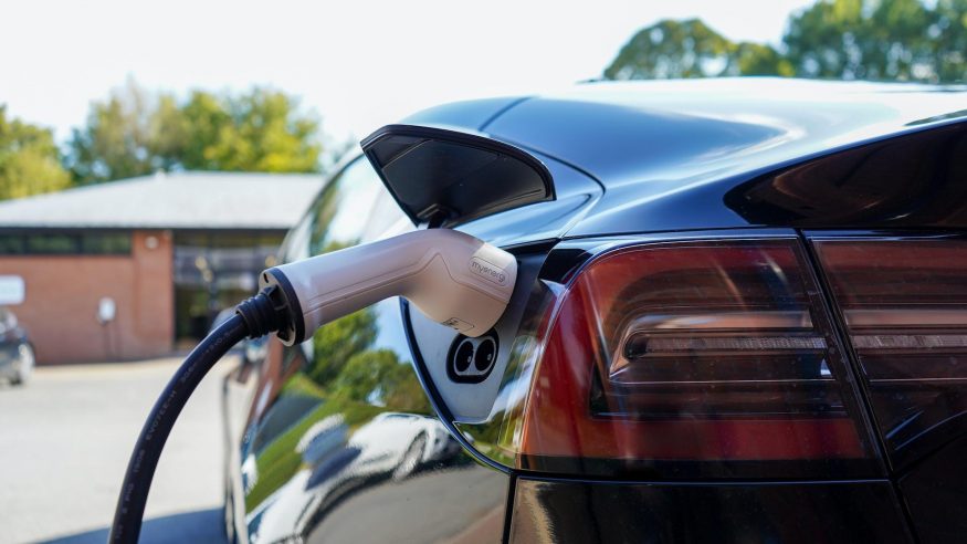 Nabíjení elektromobilu na ulici