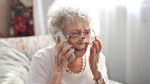 Důchodkyně s telefonem v ruce