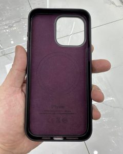 Uniklé pouzdro pro iPhone 15 z alcantary