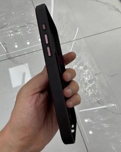 Uniklé pouzdro pro iPhone 15 z alcantary