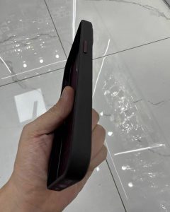Uniklé pouzdro pro iPhone 15 z alcantary