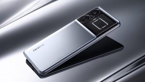 Realme GT5 ve stříbrném provedení