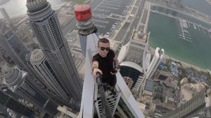 Fotograf Remi Lucidi na mrakodrapu v Dubaji