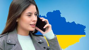 Žena s telefonem, vlajka Ukrajiny v pozadí