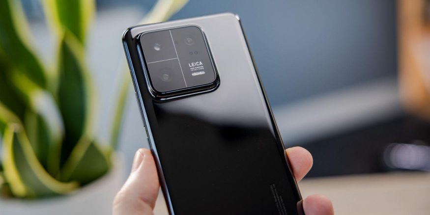 Chytrý telefon Xiaomi 13 na propagačním snímku