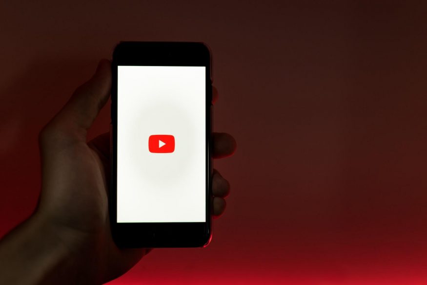 Člověk držící chytrý telefon s aplikací YouTube Google rozšiřuje funkci obraze pro YouTube na všechny trhy