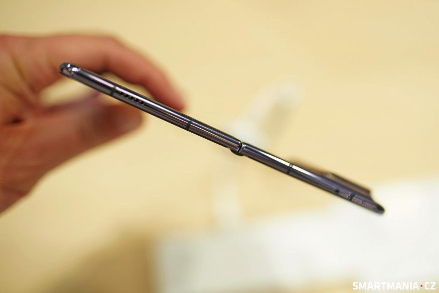 Honor Magic V2 je nejtenčí skládací smartphone na světě. V zavřeném stavu má pouze 9,9 mm, v otevřeném je tloušťka extrémních 4,7 mm (bez modulu s fotoaparáty).