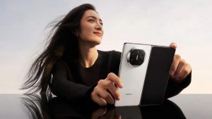 Ohebný smartphone Huawei Mate X5 na tiskovém snímku