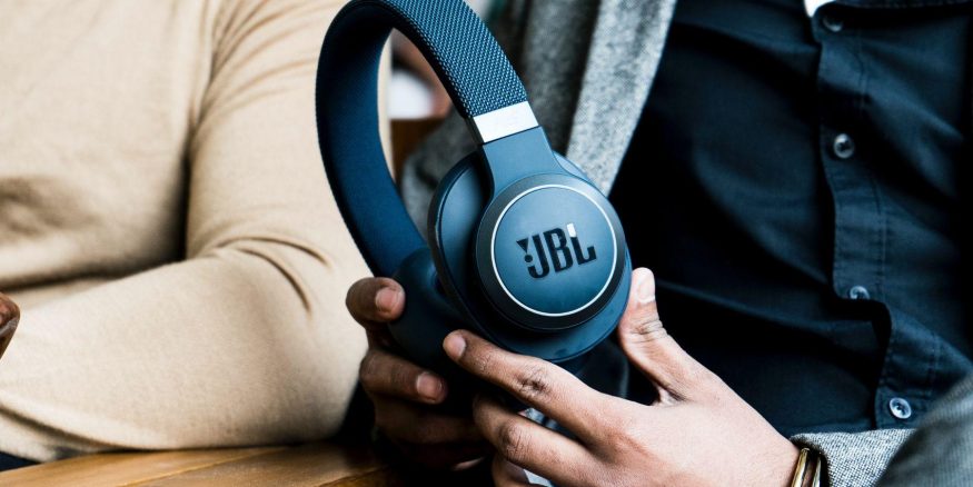 Bezdrátová sluchátka JBL na reklamní fotografii