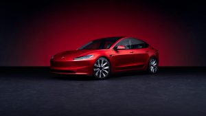 Elektromobil Tesla Model 3 po faceliftu v červené barvě
