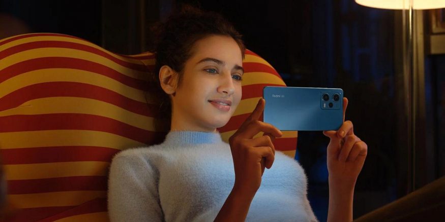 Chytrý telefon značky Xiaomi na propagačním snímku
