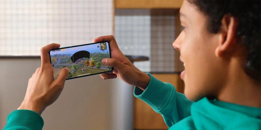 Chytrý telefon značky Xiaomi na propagačním snímku