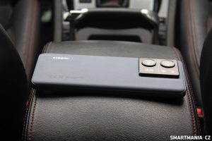 Smartphone Xiaomi 13T Pro s modrými zády z umělé kůže