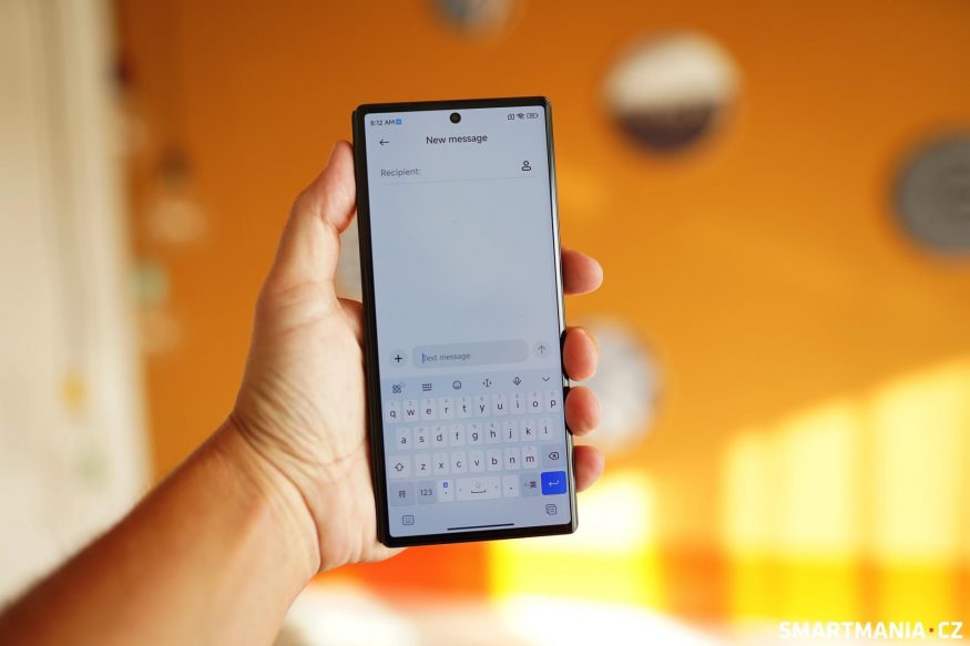Psaní na vnějším displeji je stejně pohodlné jako na klasickém smartphonu