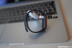 Xiaomi Smart Band 8 a nabíjecí kabel