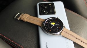 Xiaomi Watch 2 Pro položené na Xiaomi 13T Pro