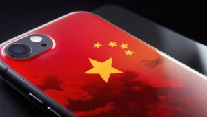Apple iPhone ze zadní strany, motiv s čínskou vlajkou