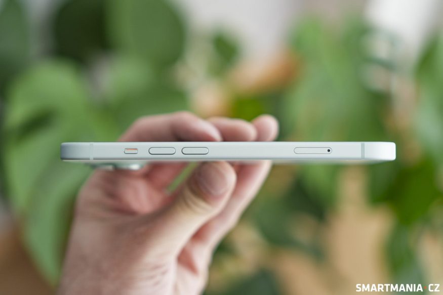 iPhone 15 – Zachován byl i tradiční přepínač zvukových profilů