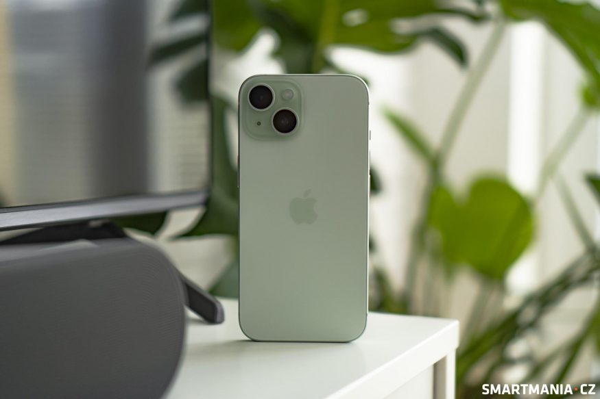 iPhone 15 v zelené barvě iPhone 15 v zelené barvě