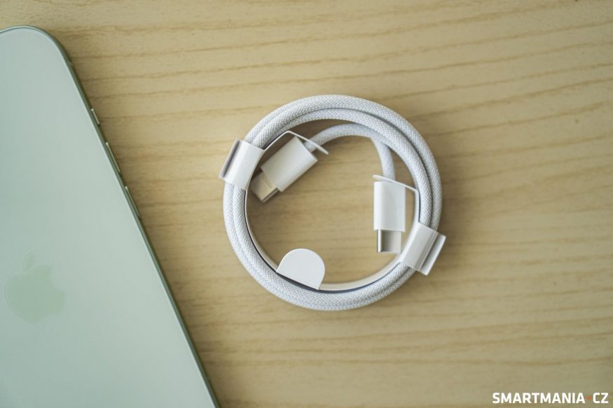 iPhone 15 s oboustranným kabelem USB-C iPhone 15 s oboustranným kabelem USB-C