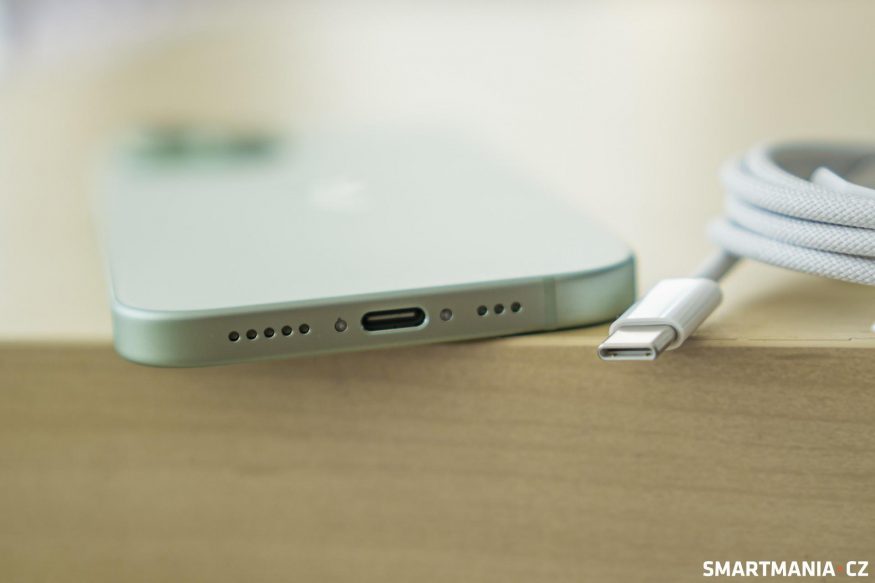 iPhone 15 společně s opleteným USB-C kabelem iPhone 15 společně s opleteným USB-C kabelem