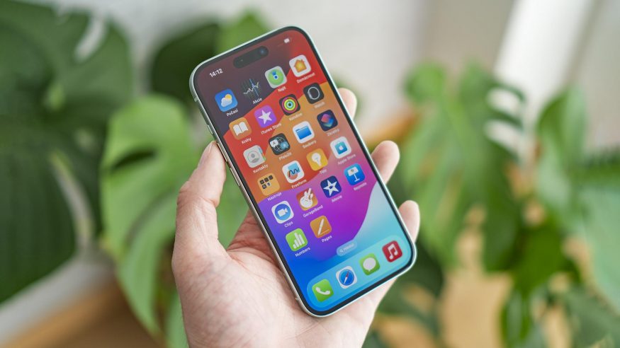 iPhone 15 v ruce redaktora