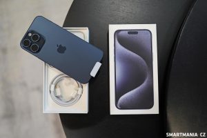 iPhone 15 Pro Max a prodejní balení s USB-C kabelem