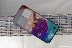 Pohled na displej iPhone 15 Pro Max