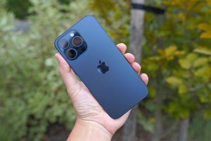 iPhone 15 Pro Max v modré barvě