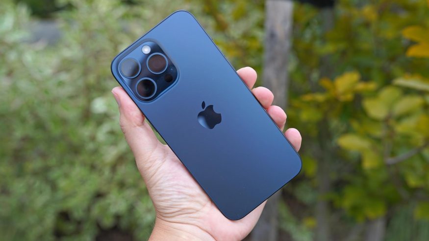 iPhone 15 Pro Max v modré barvě