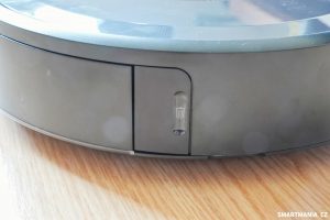 Tlačítko pro vyjmutí nádobky vysavače iRobot Roomba i8 Combo