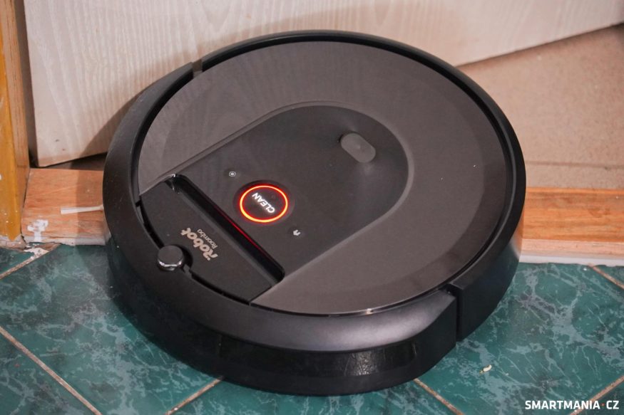 iRobot Roomba i8 Combo zaseknutý o práh iRobot Roomba i8 Combo zaseknutý o práh